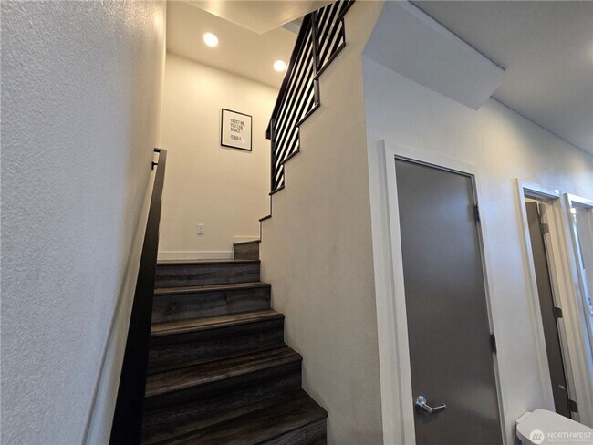 Building Photo - Spacious 8-Bedroom in Ravenna – Centrally Located Near UW and U Village