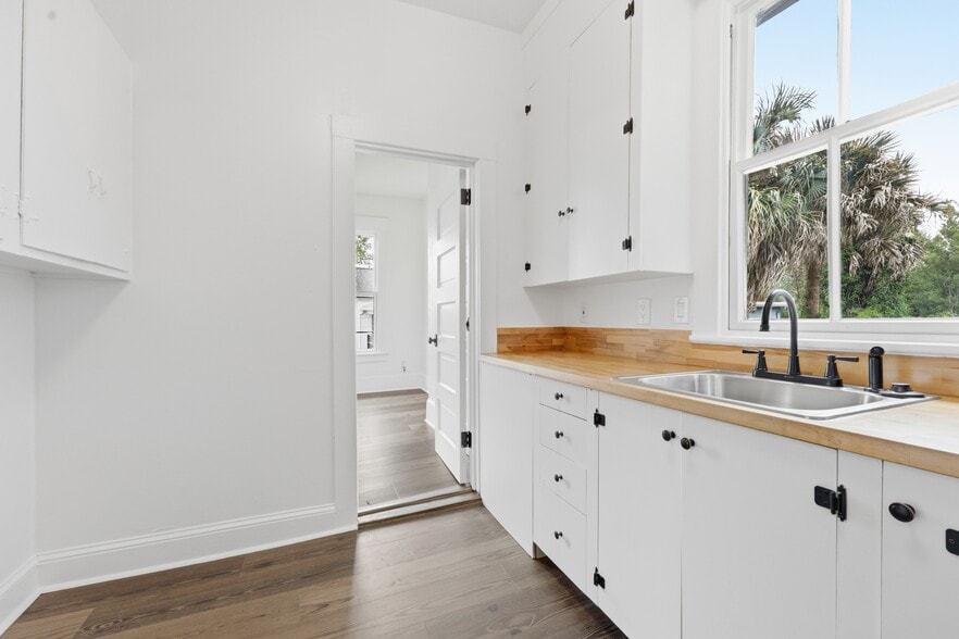 Kitchen - 2253 Herschel St