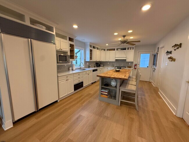 Building Photo - 4 S Iroquois Ave