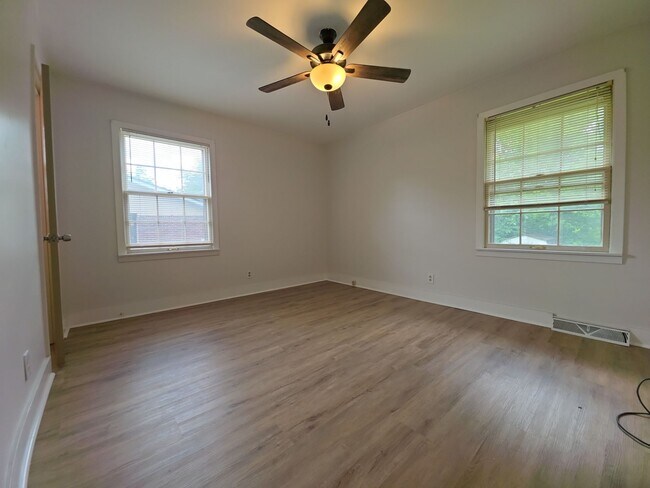 Building Photo - 2613 Skyline Dr NW