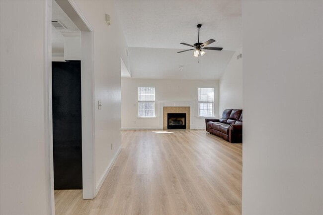 Building Photo - 909 Watsonia Dr