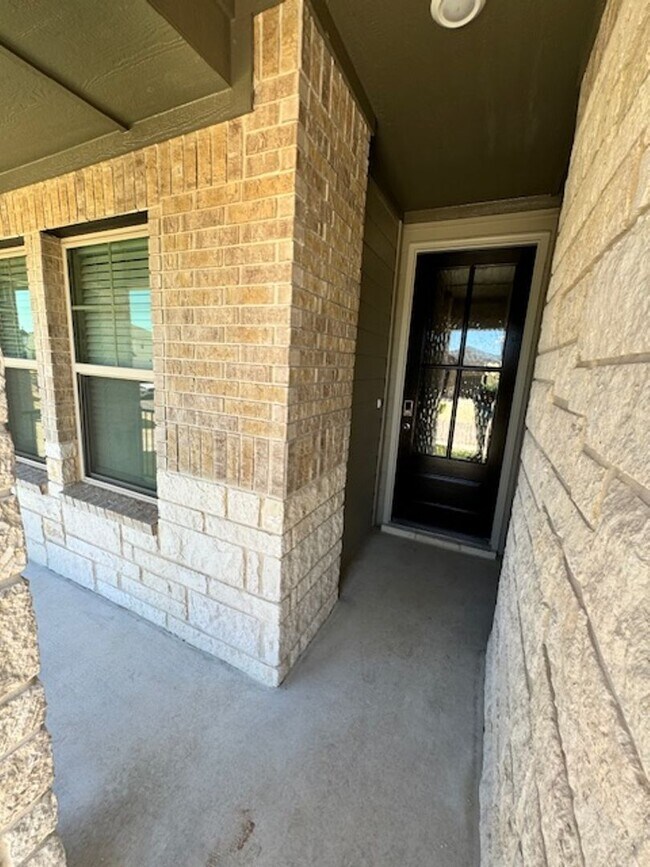 Building Photo - Bedroom Home with Quartz Counters, Appliances & Covered Patio in New Braunfels