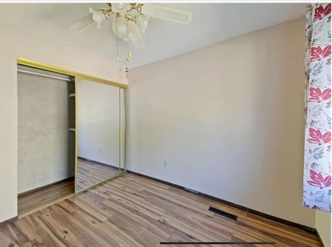 Building Photo - Spacious 3 bedroom home with a large Yard. Come see for yourself!