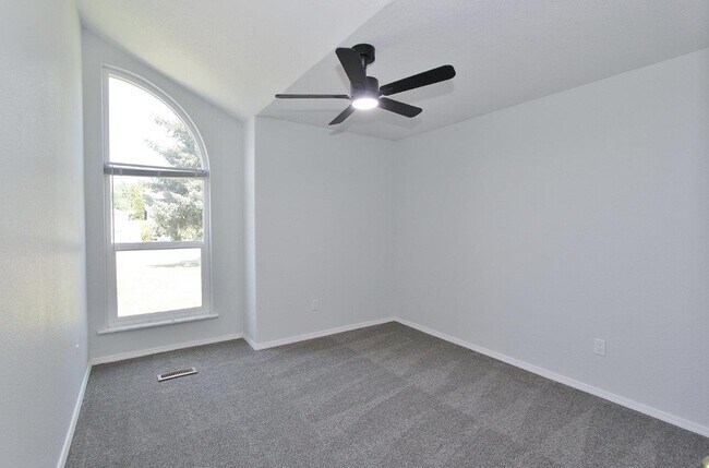 Building Photo - 12053 W Hickory Dr