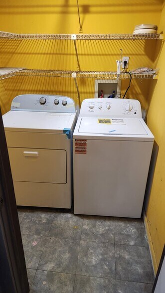 Building Photo - 805 NE 199th St