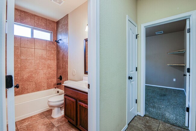 Building Photo - Beautiful East side House 3 bed-2.5 baths in front of Park