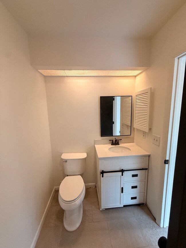 Building Photo - Three Bedroom Beautiful Home Available