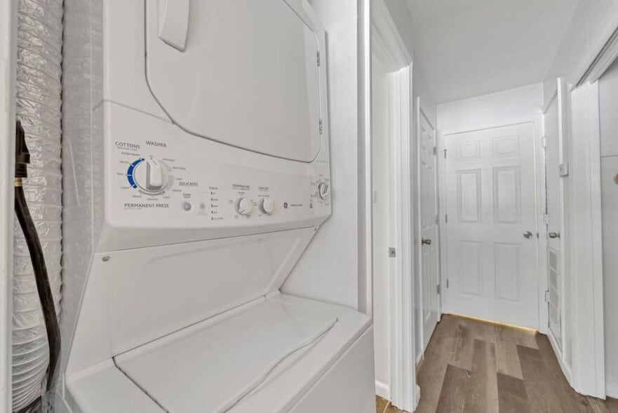 Building Photo - 302 Santa Rosa Blvd