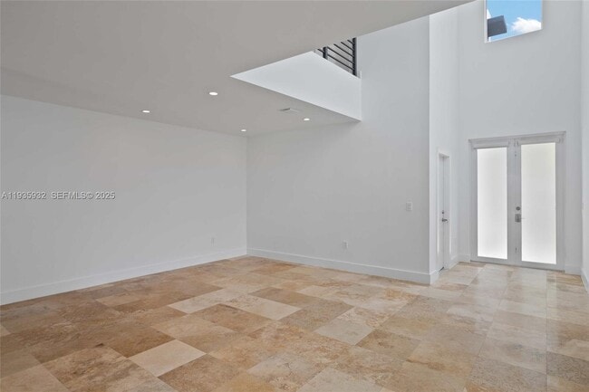 Building Photo - 7004 NE 5th Ave