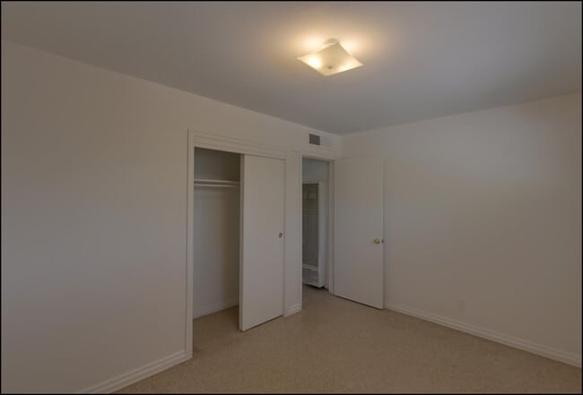 Building Photo - 810 Heisig Ave