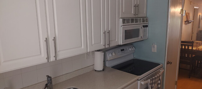 Building Photo - "Charming 2-Bed, 2-Bath Condo in Largo wit...