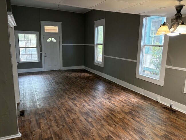 Building Photo - Remodeled 3 Bedroom Home in Highland - Central Air!