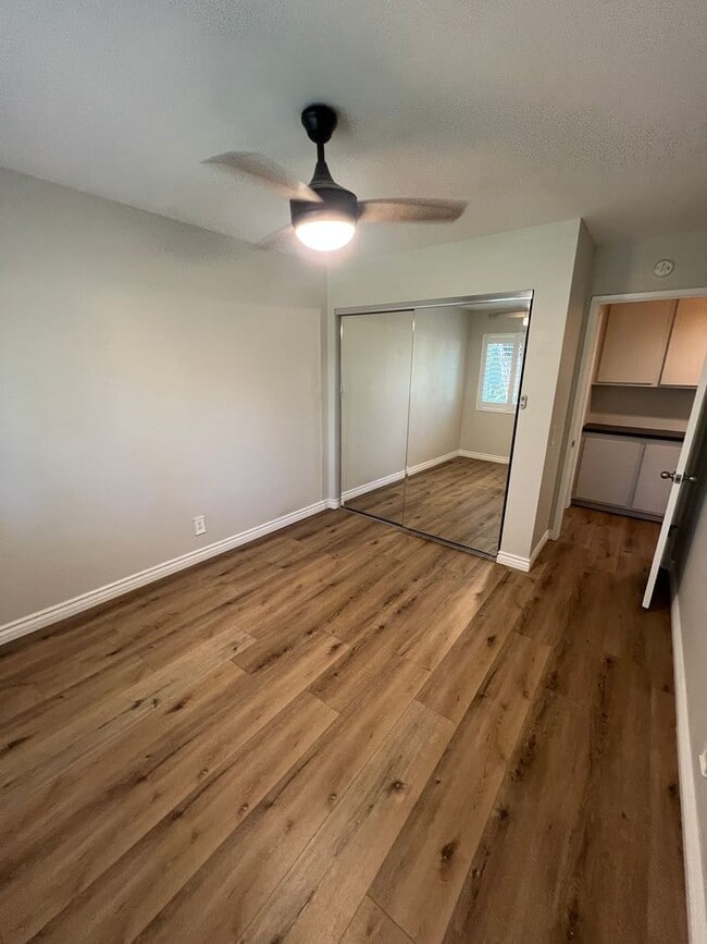 Building Photo - Lovely West Side Ventura Condo