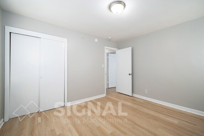 Building Photo - 112 19th Ave NW