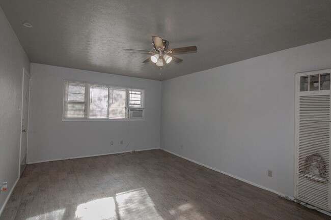 Building Photo - Cute 2-Bedroom Duplex Coming Soon!