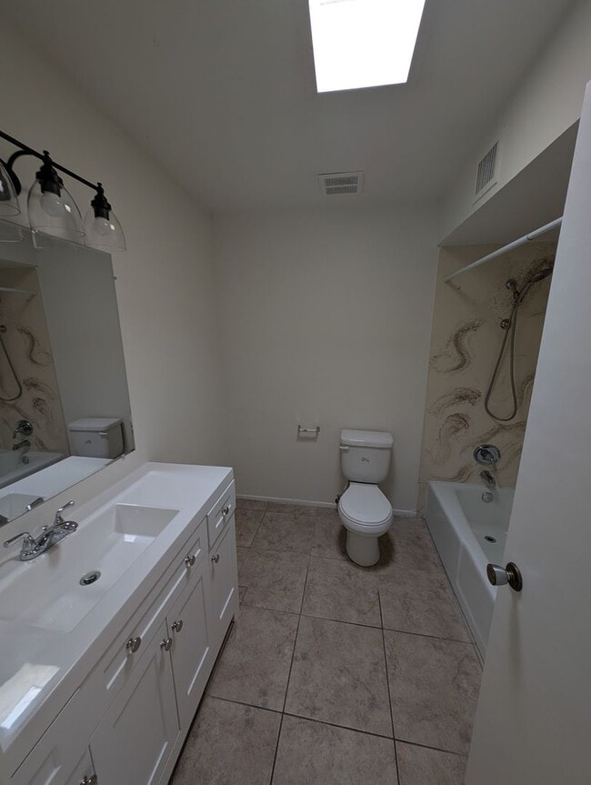 Building Photo - Comfortable West Side Rental