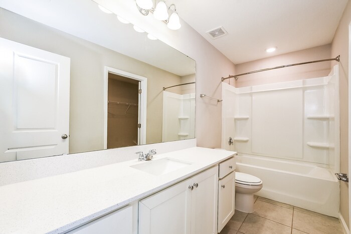 Building Photo - 2640 Island Walk Dr