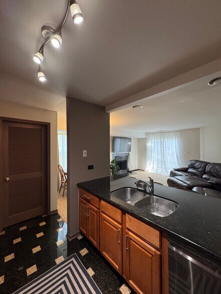 Building Photo - 108 White Oak Ct