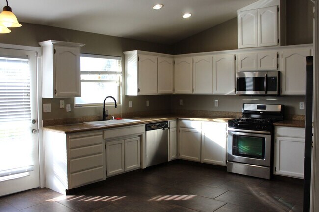 Building Photo - Large Home for Rent Bakersfield, CA