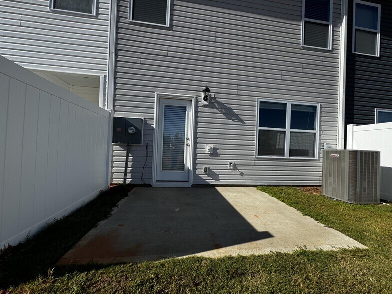 Building Photo - 745 Embark Cir