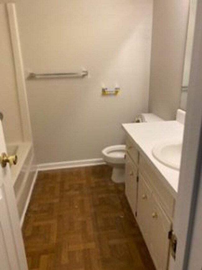 Building Photo - 1010 Salford Pl