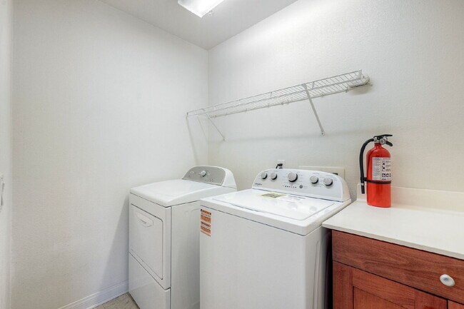 Building Photo - Spacious 2-Bed, 2.5-Bath Condo on Lighthou...