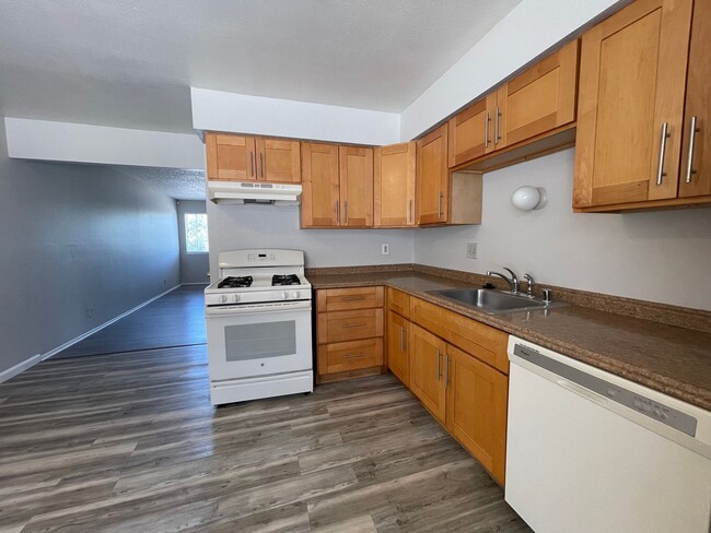 Building Photo - Wonderful Upstairs Unit, Close to the Delta!