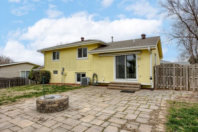 Building Photo - Updated Kitchen!