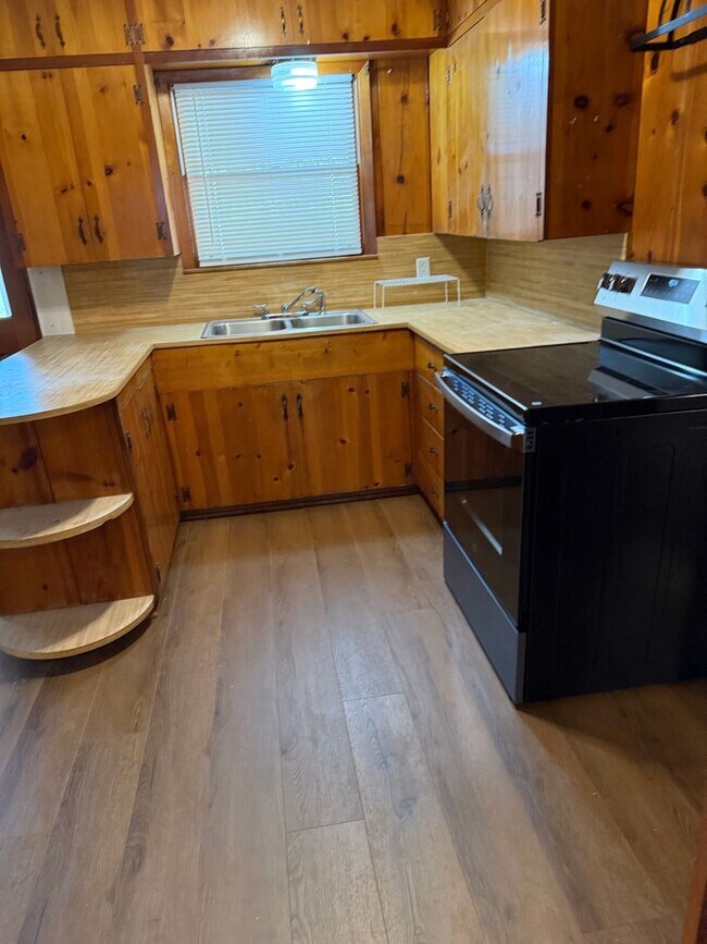 Building Photo - 3 Bedroom 3 Bath on an 1 Acre Landlord doe...