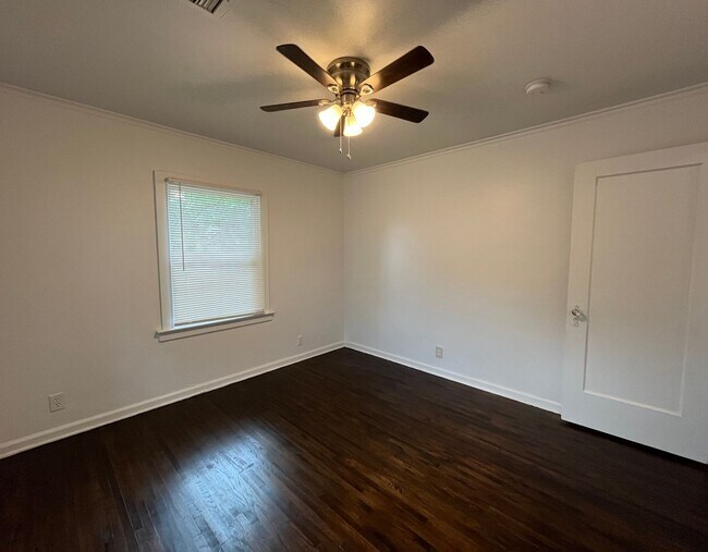 Building Photo - Adorable 2 bedroom 1 bathroom home with a garage!