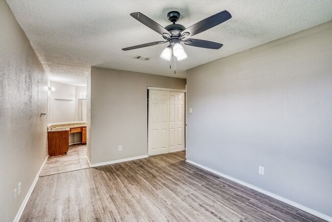 Building Photo - 6395 Crossway Dr
