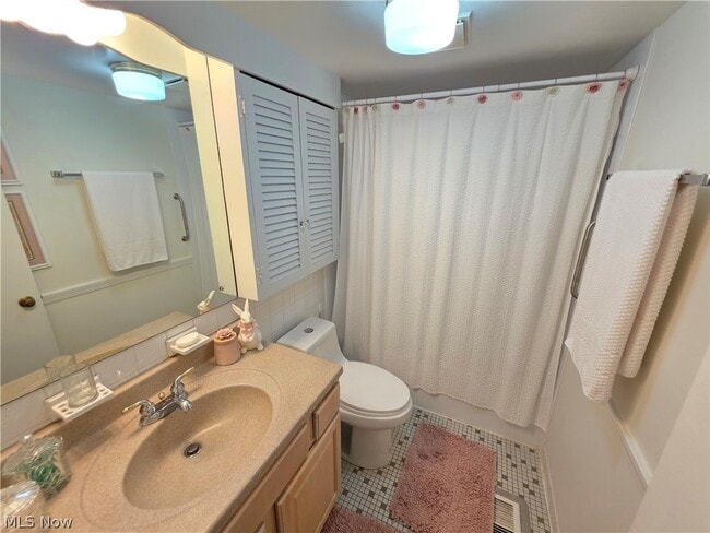 Building Photo - 6995 Carriage Hill Dr