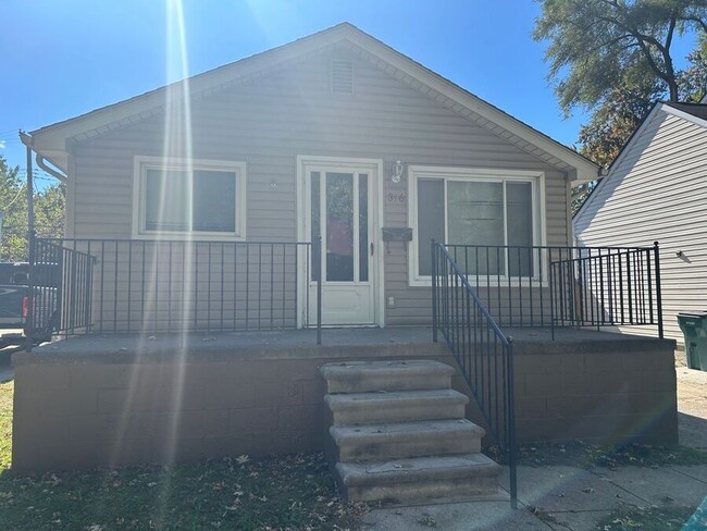 Building Photo - 316 E George Ave