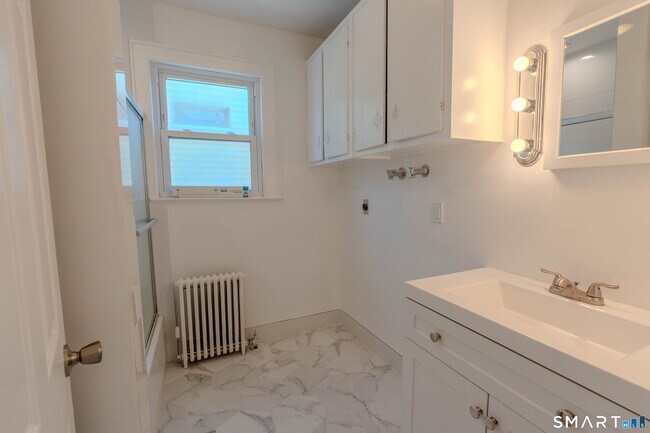 Building Photo - 2 Maplewood Terrace