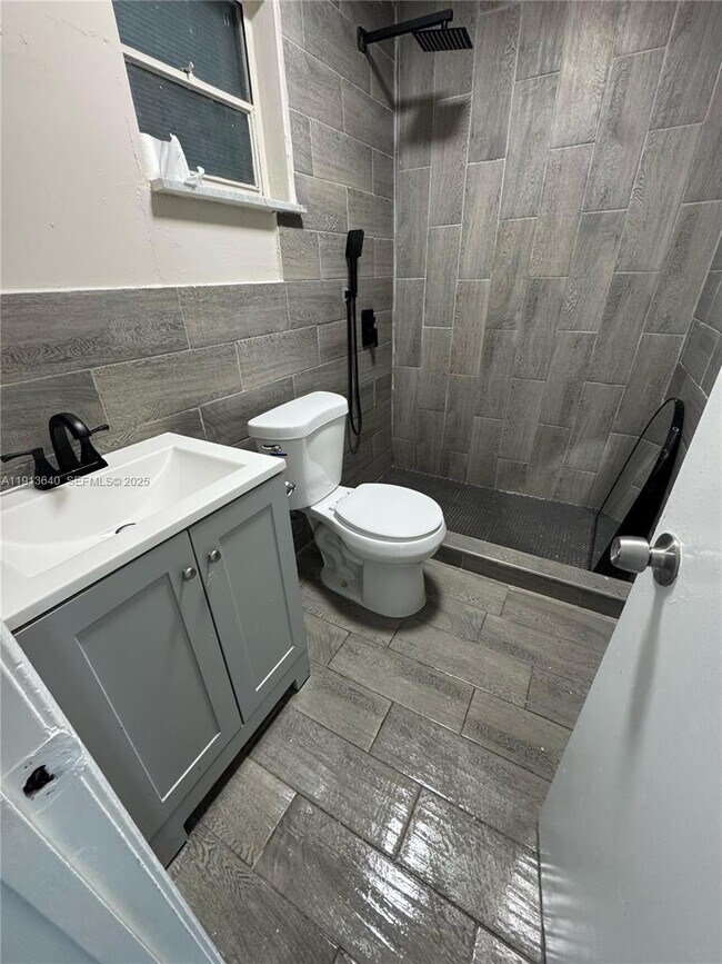 Building Photo - 13725 NE 6th Ave