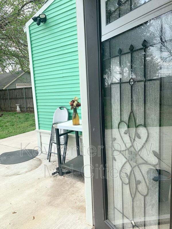 Building Photo - 1512 W Twelfth St