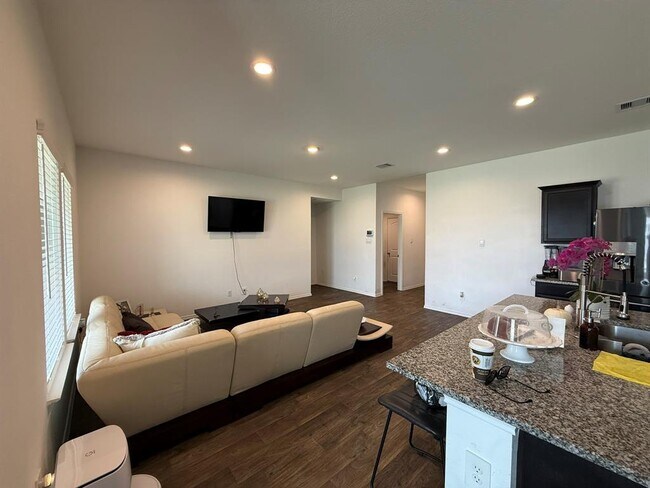 Building Photo - 2331 Gold Forsythia Ln