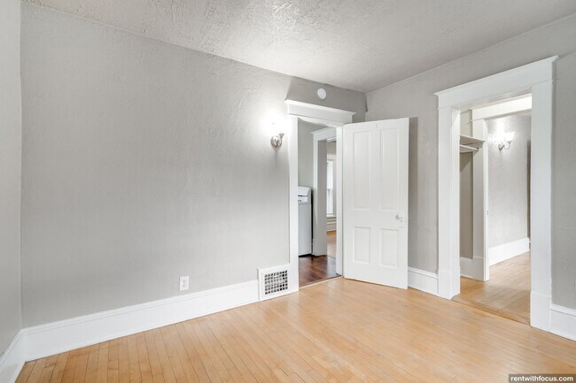 Building Photo - 328 Parkway Ave