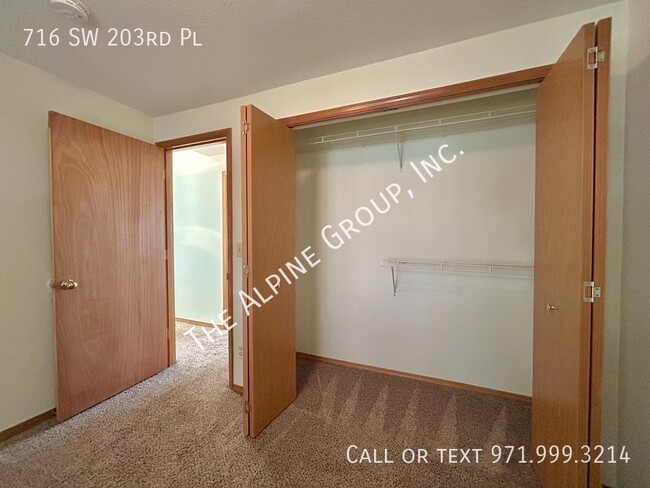 Building Photo - End-Unit Townhome in Quiet Location!