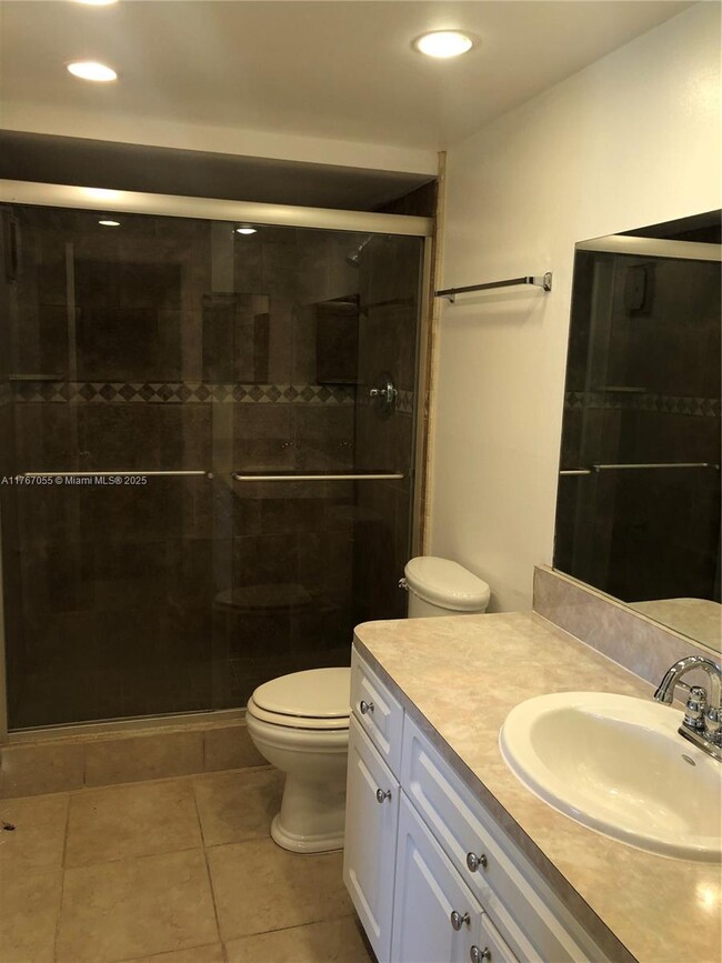 Building Photo - 210 Lakeview Dr