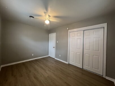 Building Photo - "Charming 3-Bed, 2-Bath Haven on 68th Street, Lubbock - Perfectly Cozy at 1088 Sq Ft!"