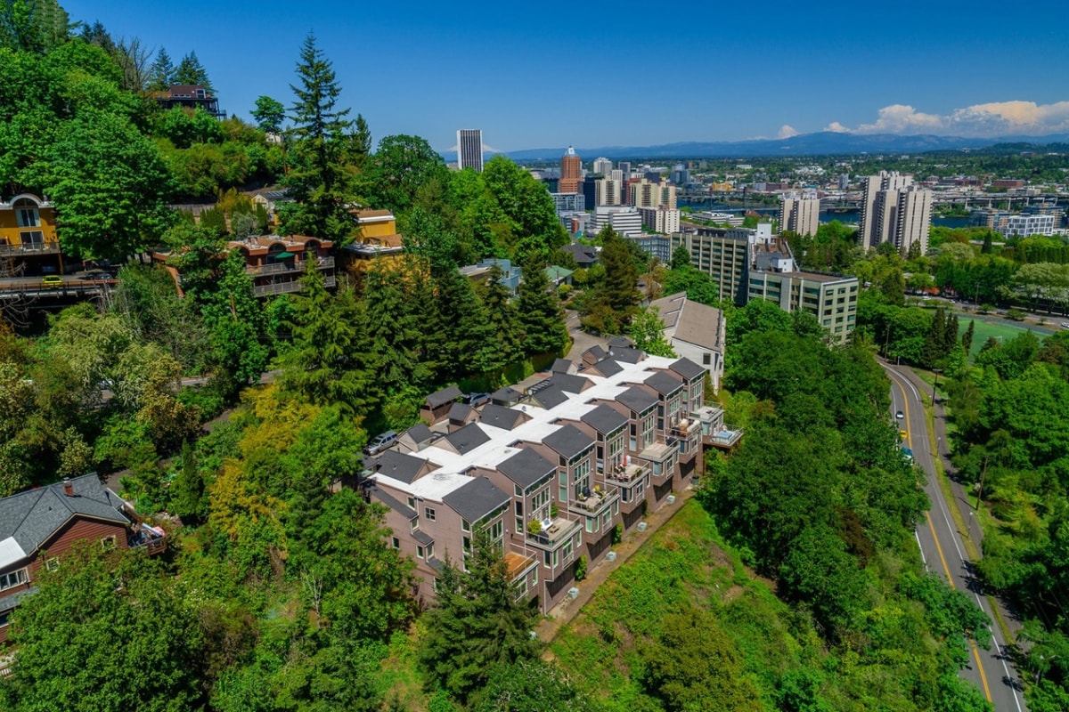 Building Photo - 852 SW Broadway Dr