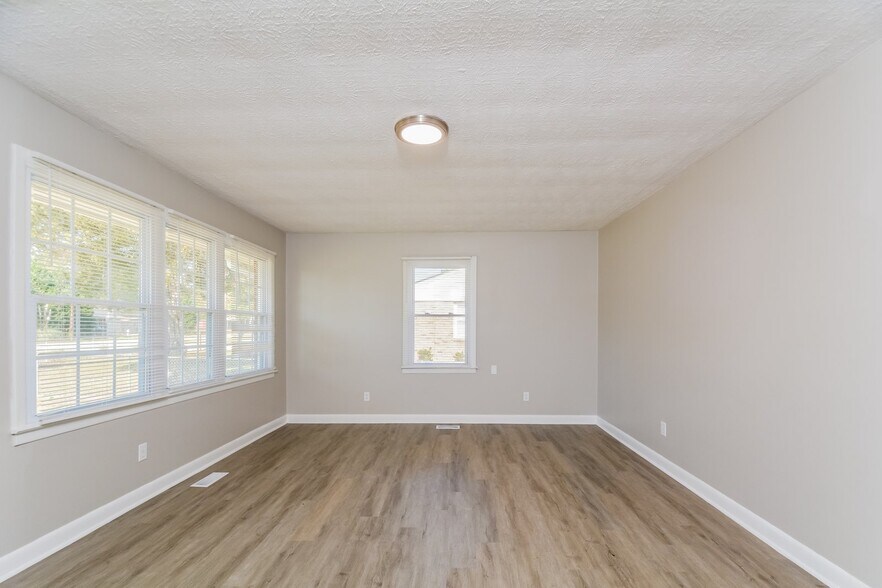 Building Photo - 185 Sandclay Dr