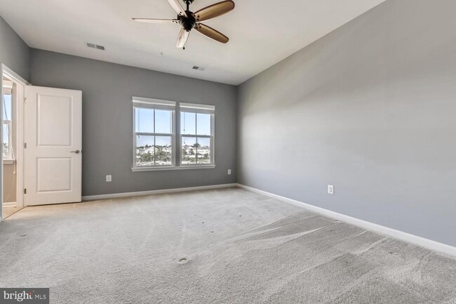 Building Photo - 8225 Secluded Cove Ln