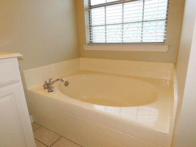 Building Photo - Gated Community in Whitehouse! Gorgeous 3 Bedroom, 2 Bath Home