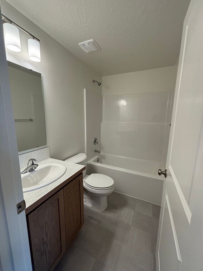 Building Photo - Newly Built Townhome!