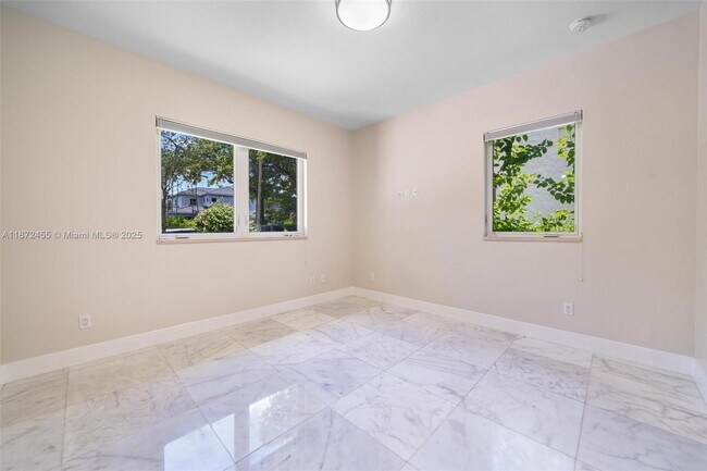 Building Photo - 511 Madeira Ave