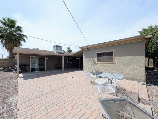 Building Photo - 2443 E Earll Dr