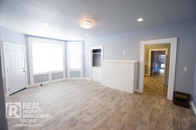 Building Photo - Renovated 5BR Home with Parking & Outdoor ...