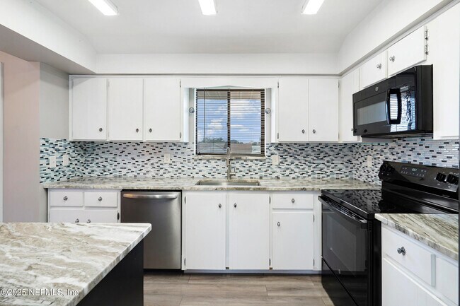 Building Photo - 17 Clinton Ct S